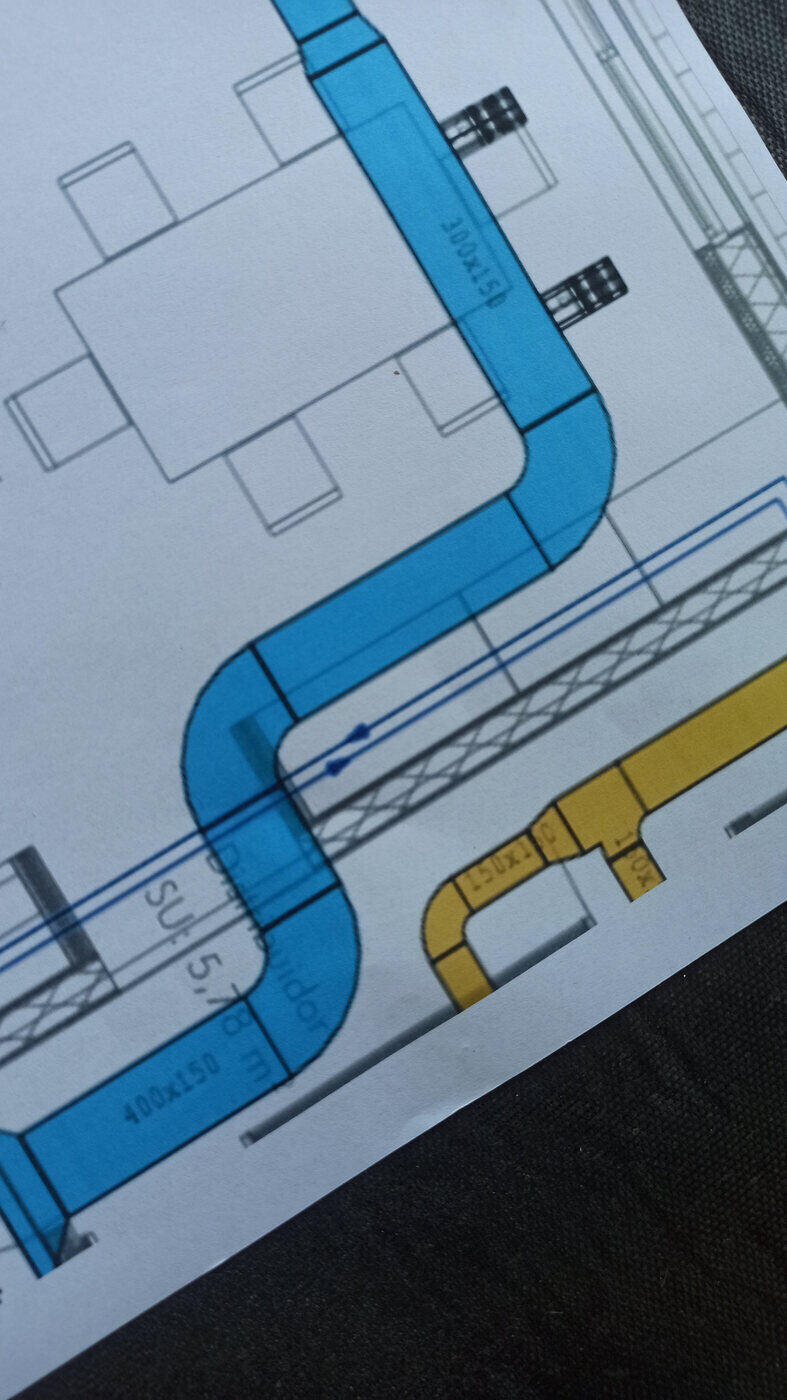 Detalle de un paso de ventilación inviable sobre una puerta