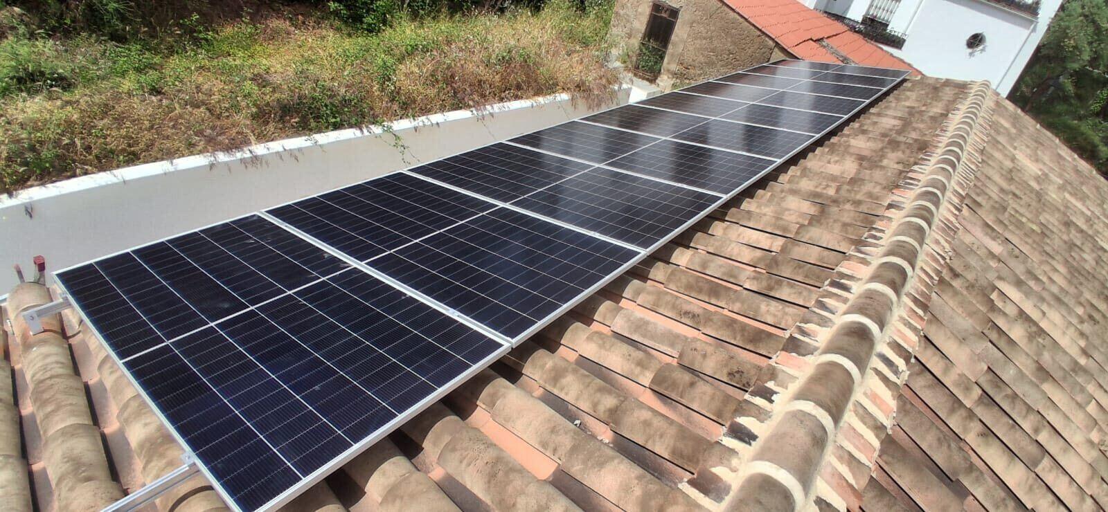 Paneles fotovoltaicos coplanares sobre una cubierta de teja