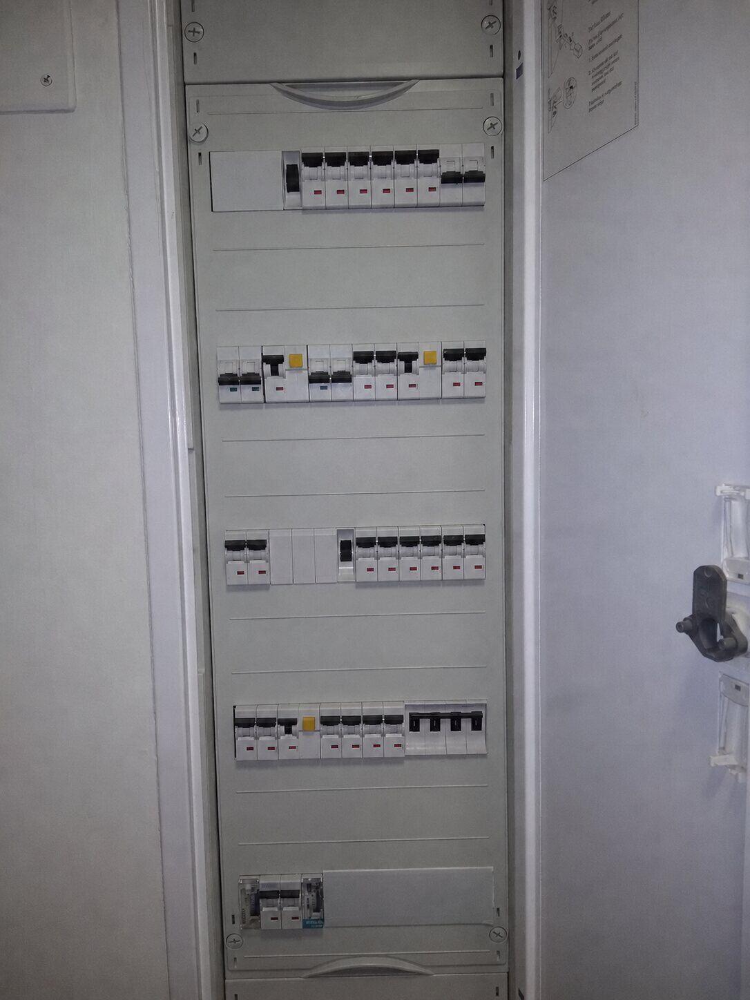 Cuadro eléctrico sin etiquetas identificativas