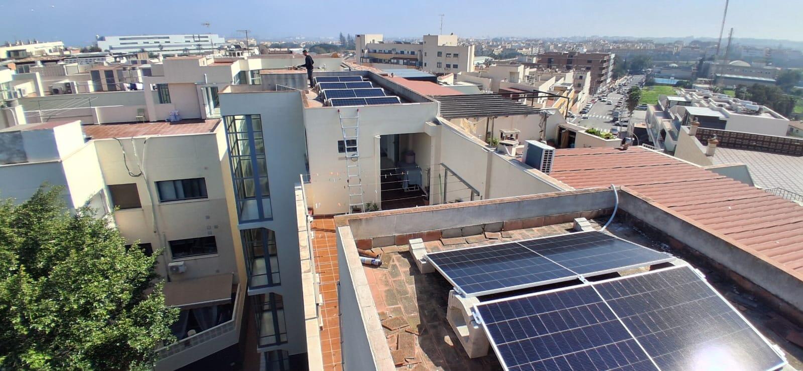 Instalación fotovoltaica en una cubierta residencial