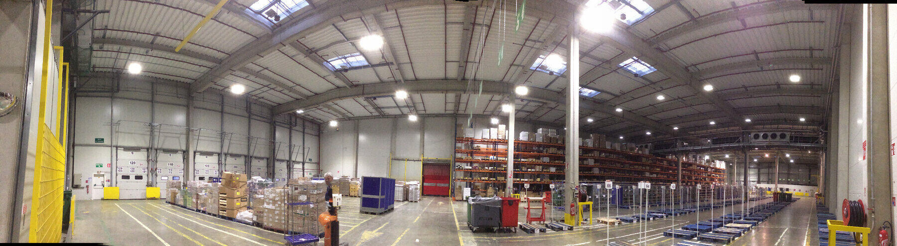 Interior de una instalación industrial iluminada